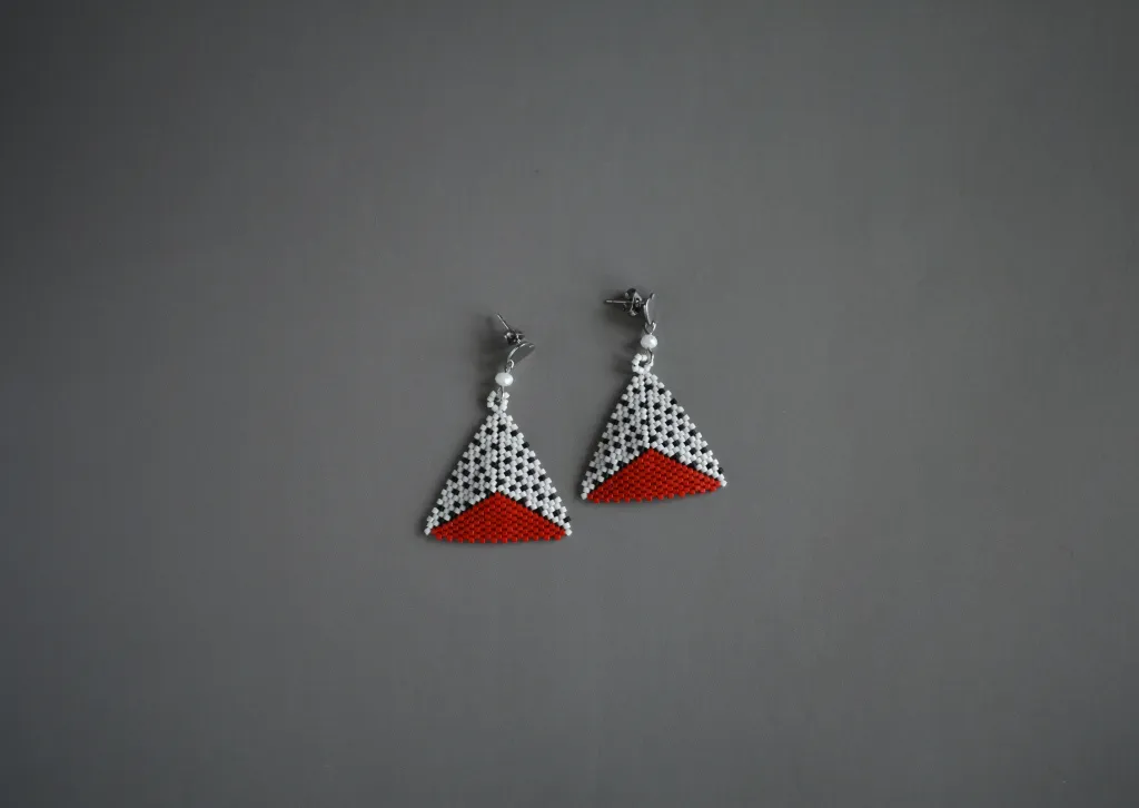 Треугольные серьги из бисера в горошек