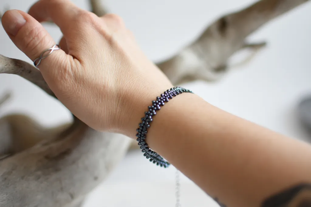 Браслет из бисера гематитового цвета