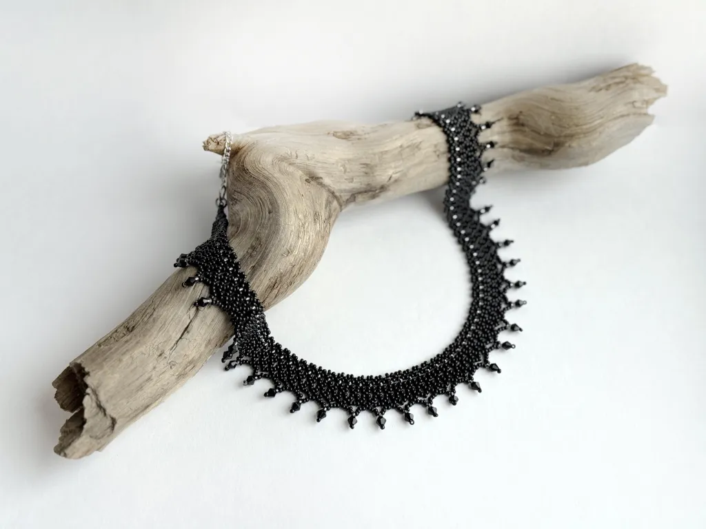 Чёрное колье из бисера