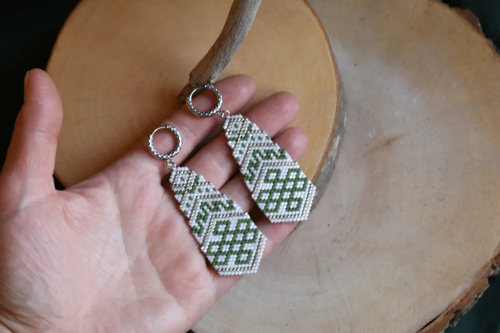 Серьги из бисера с узлом бесконечности