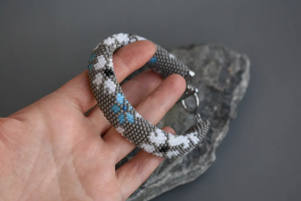 Серый браслет из бисера с цветочным рисунком
