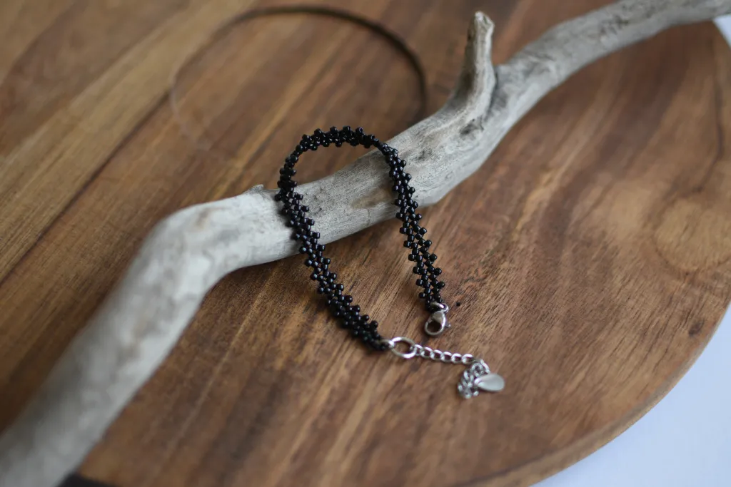 Чёрный браслет из бисера