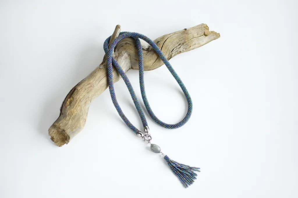 Длинный серый жгут с лабрадором и кисточкой