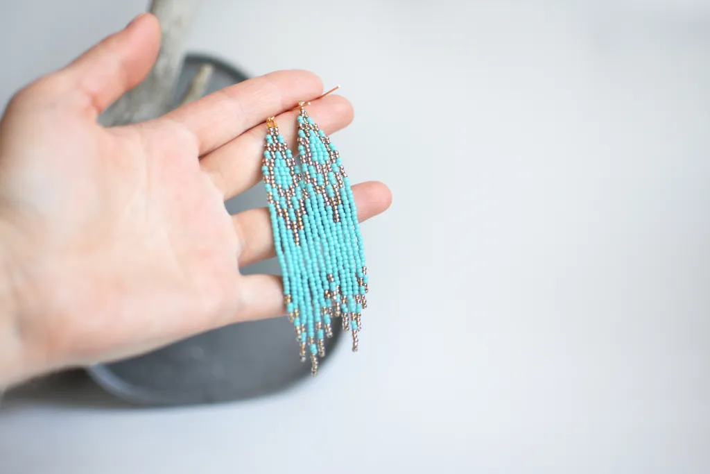 Яркие бирюзовые серьги из бисера