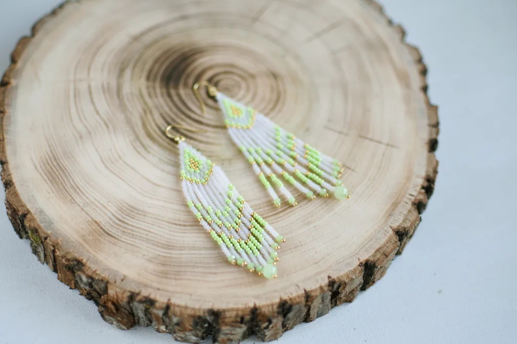 Зелёные серьги из бисера с бахромой