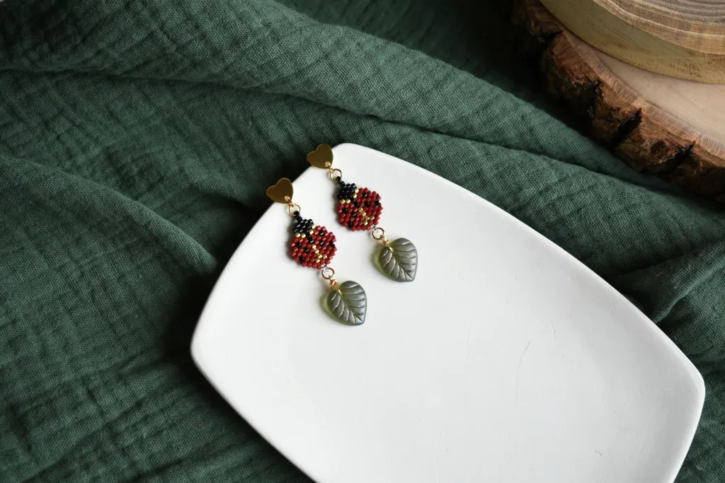 Серьги из бисера с божьими коровками