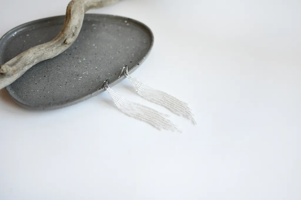 Белые серьги из бисера