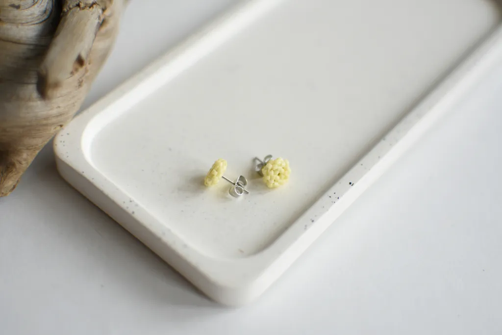 Серьги-гвоздики из бисера