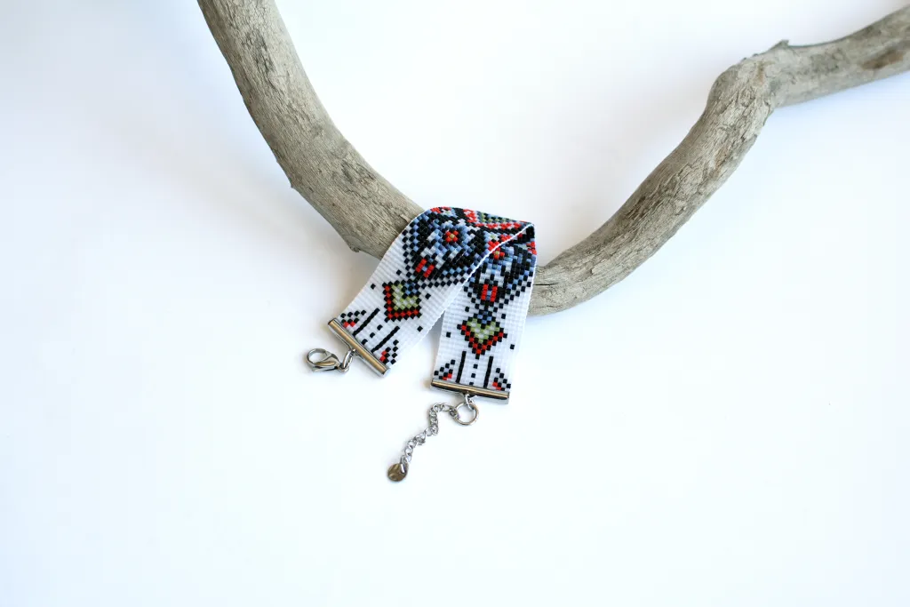 Широкий браслет из бисера в этно стиле