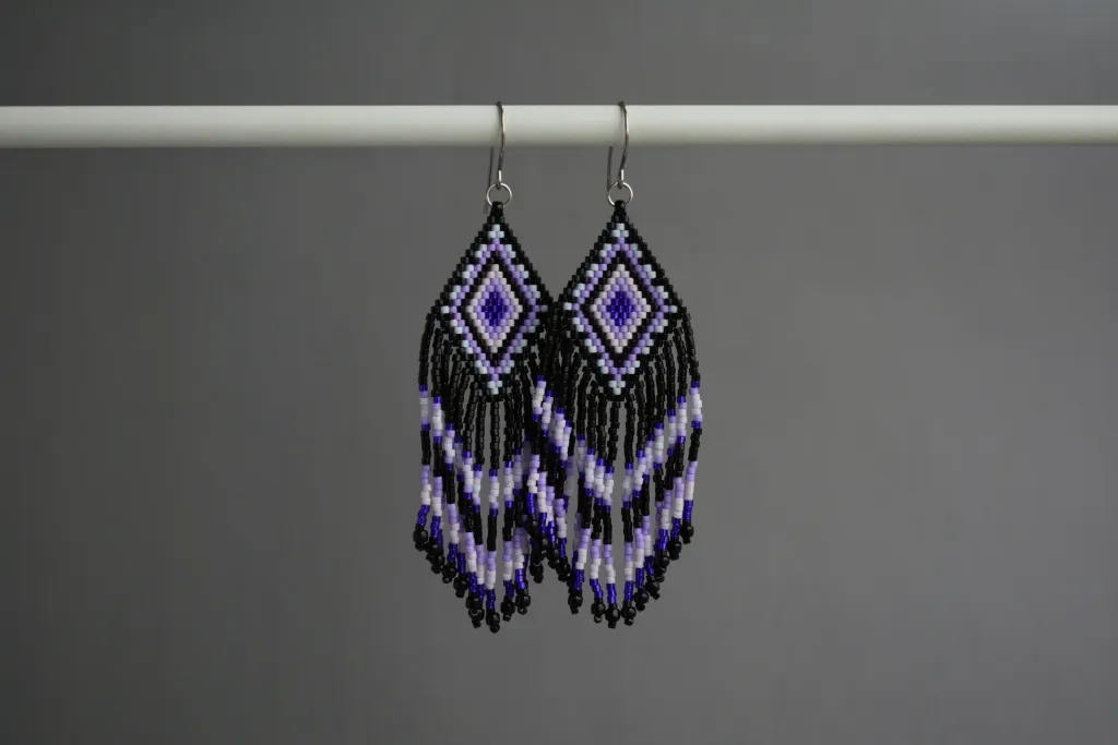 Черно-фиолетовые серьги из бисера с бахромой