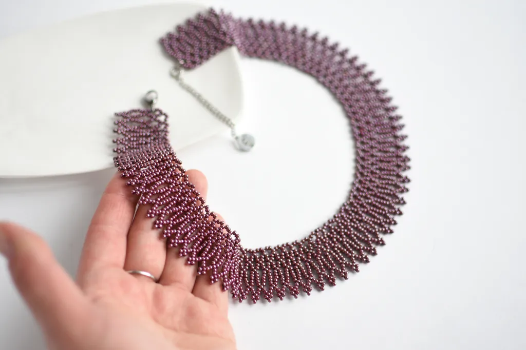 Бордовое ожерелье из бисера