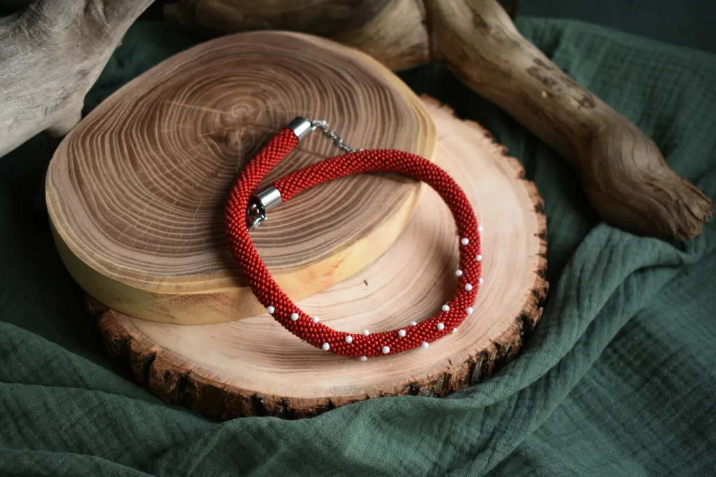 Красный жгут из бисера с белыми точками