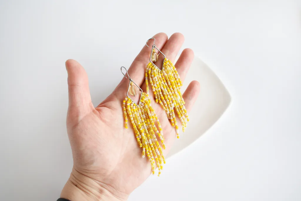 Желтые серьги из бисера с бахромой "Акация"