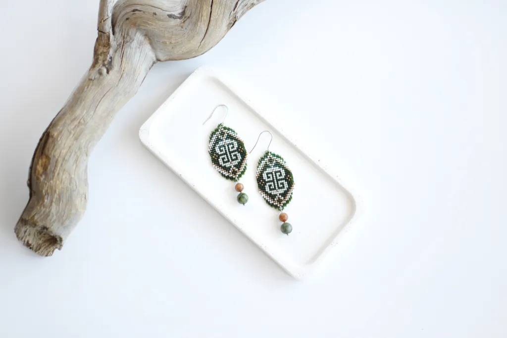 Зелёные этнические серьги из бисера