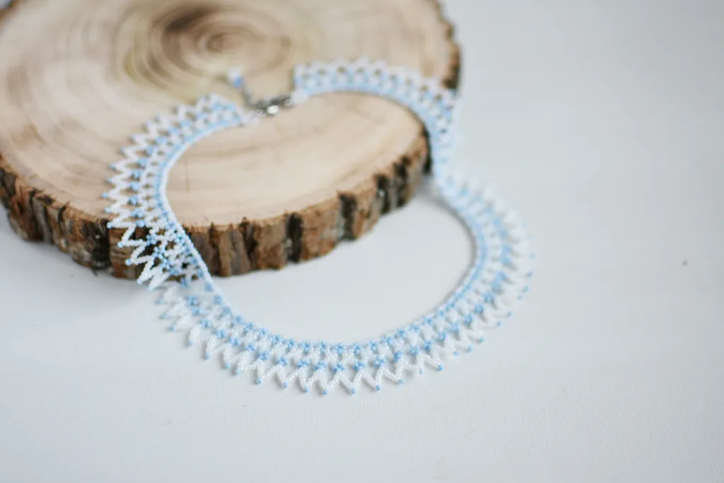 Бело-голубое ожерелье из бисера