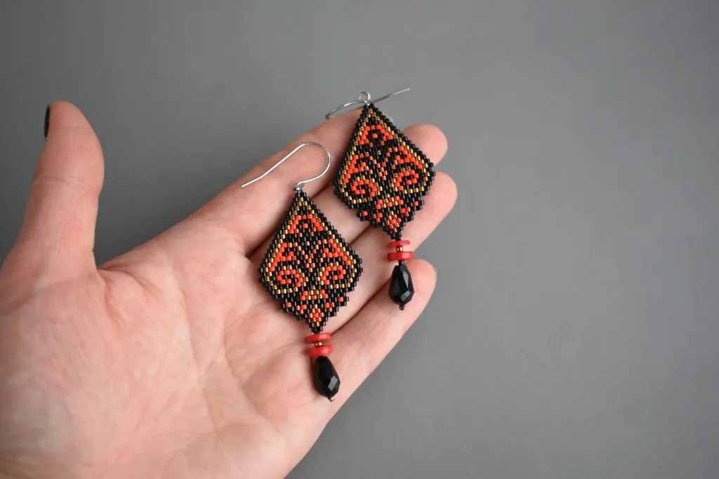Черно-красные серьги из бисера с кораллом