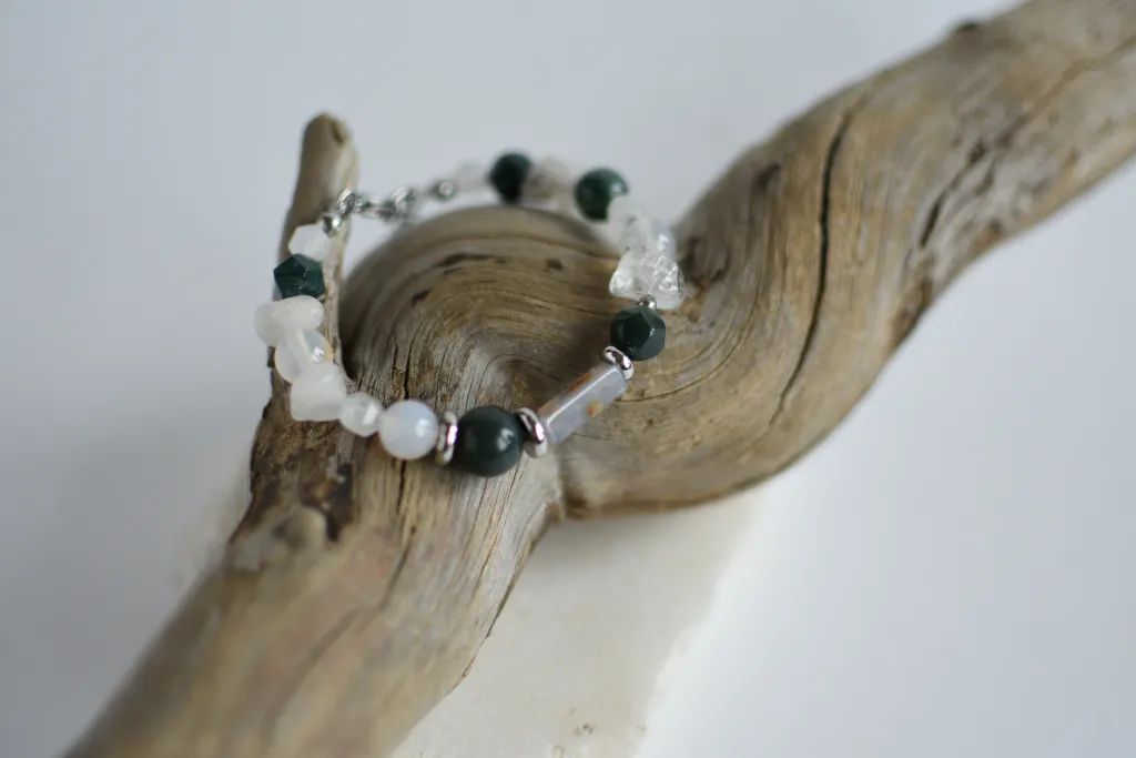 Браслет с яшмой, халцедоном и кварцем