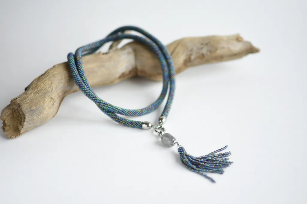 Длинный серый жгут с лабрадором и кисточкой