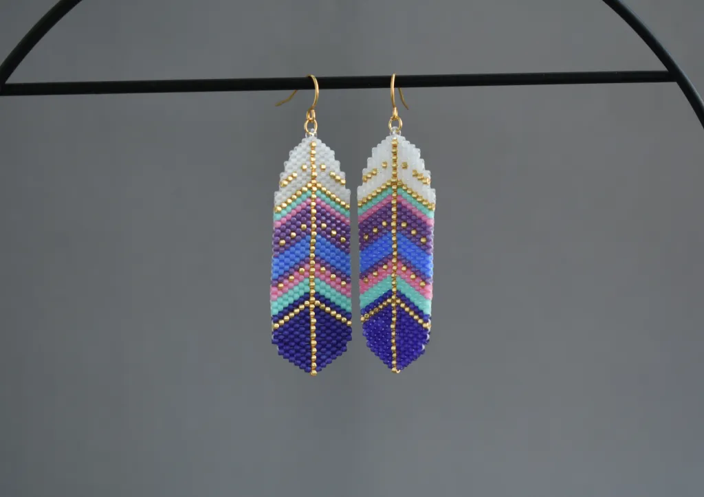 Яркие серьги перья из бисера