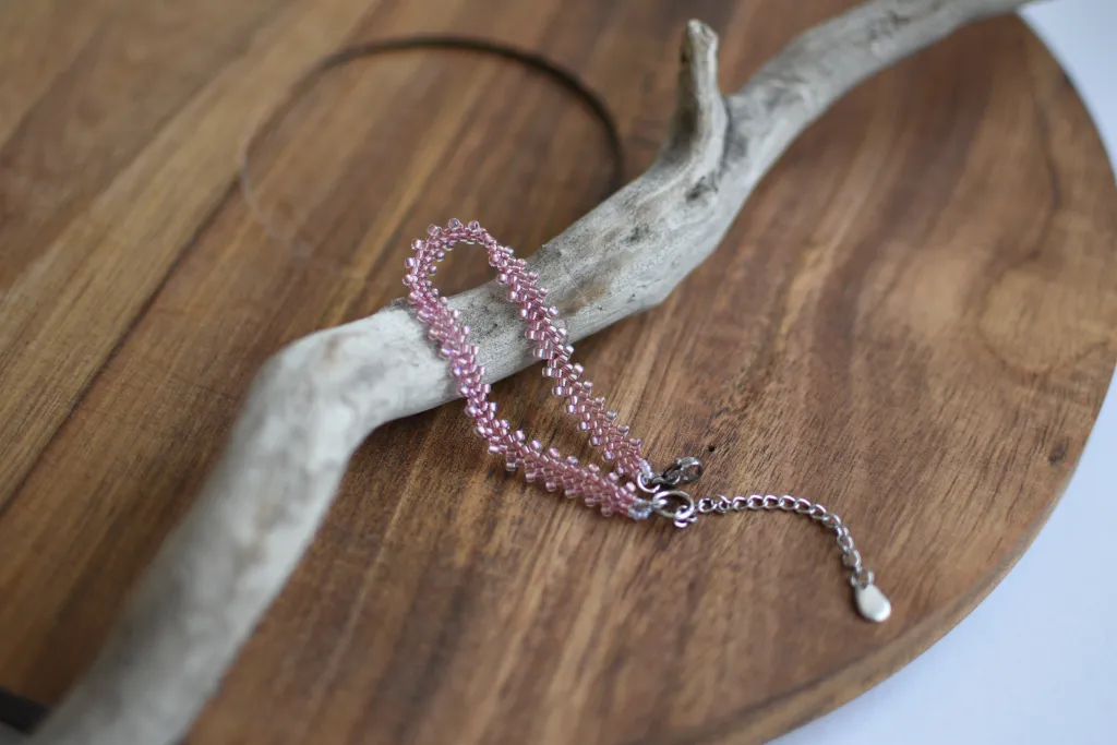 Розовый браслет из бисера