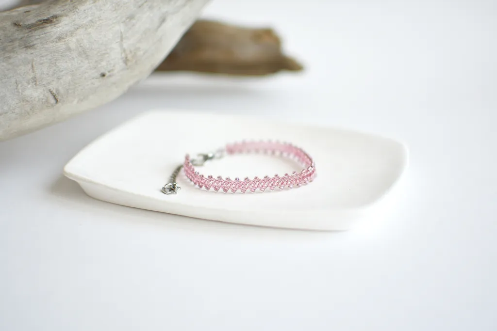 Розовый браслет из бисера