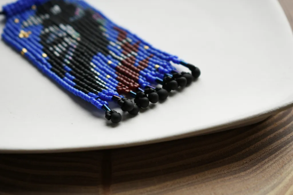 Кулон из бисера с вороном