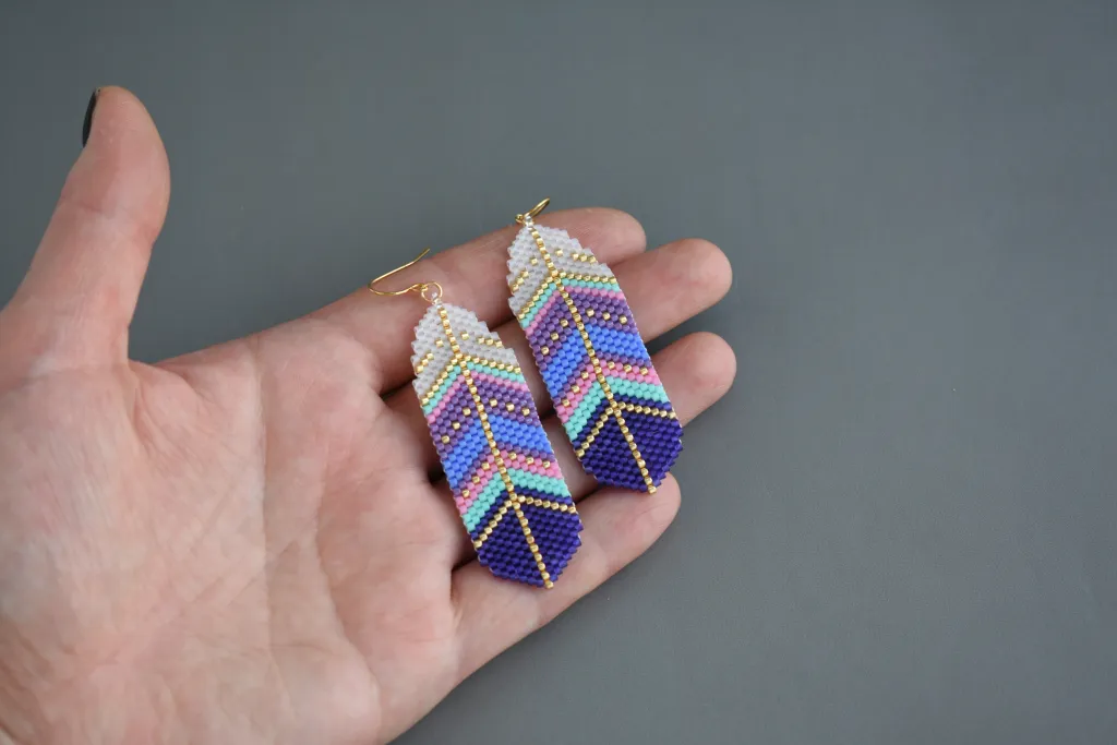Яркие серьги перья из бисера