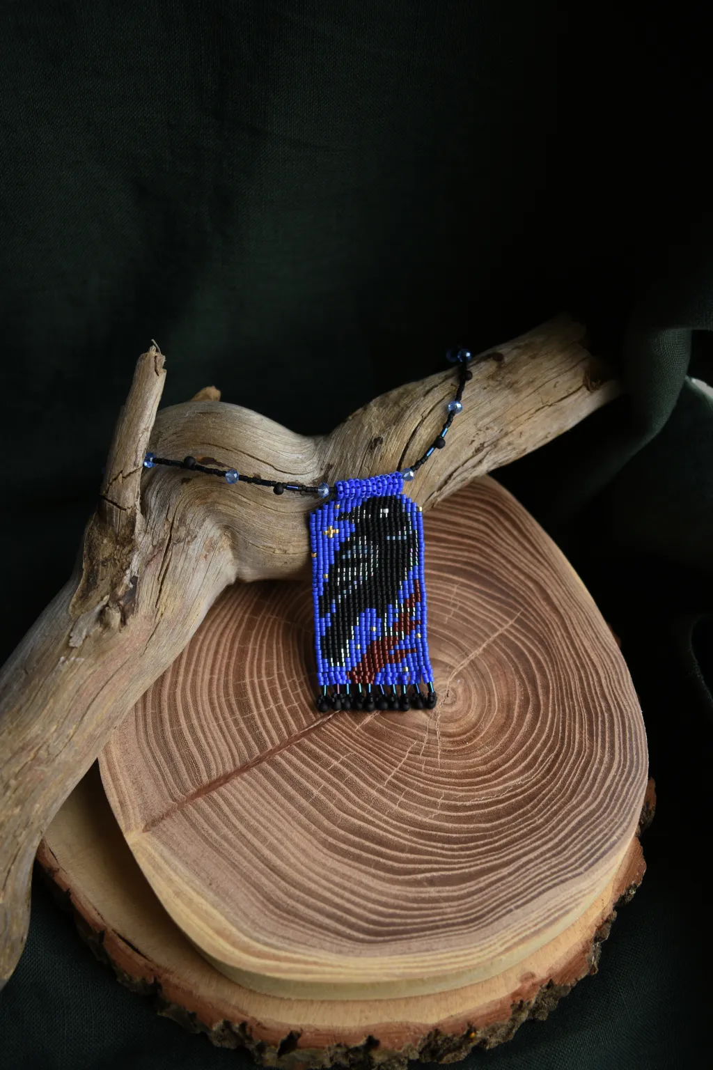 Кулон из бисера с вороном