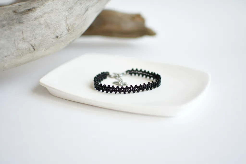 Чёрный браслет из бисера