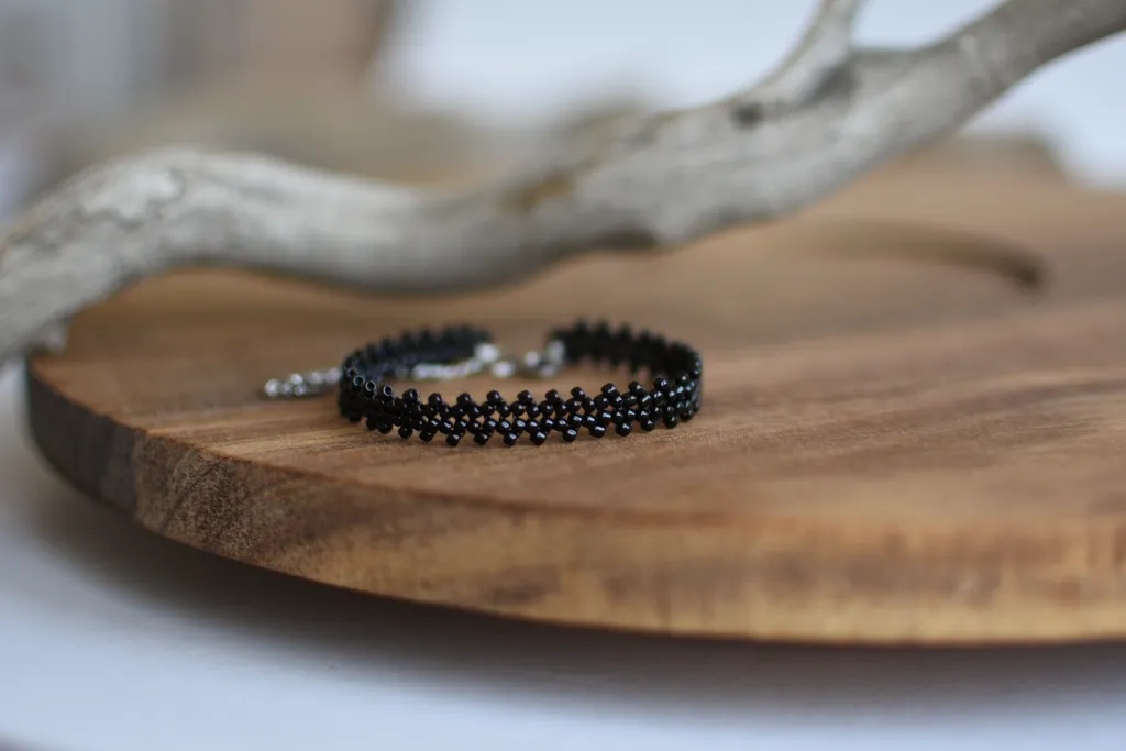 Чёрный браслет из бисера