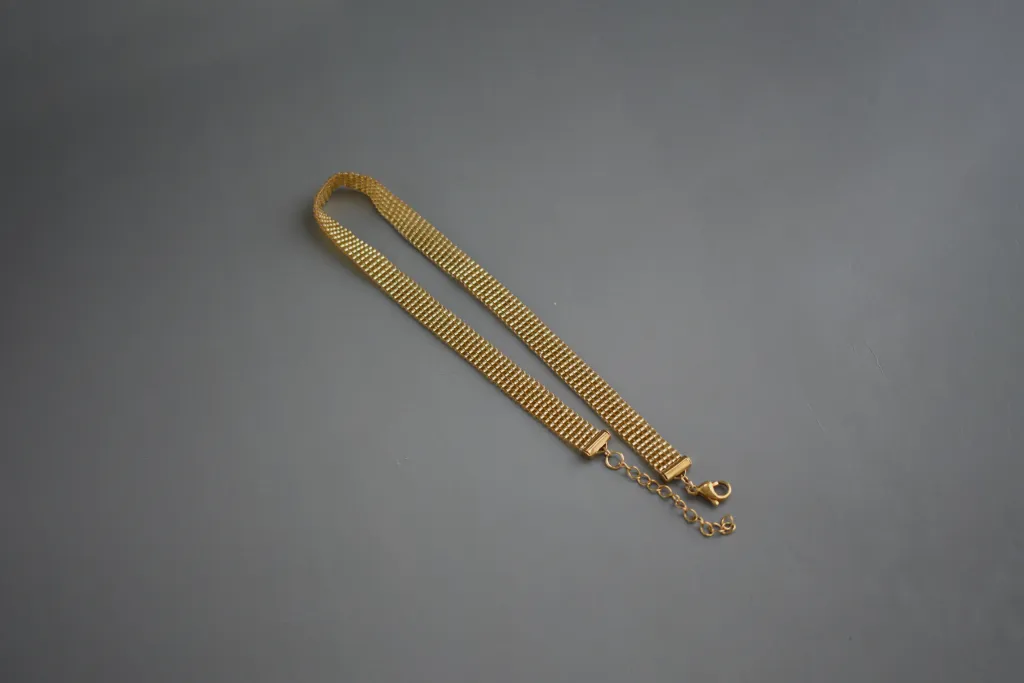 Золотистый чокер-браслет из бисера