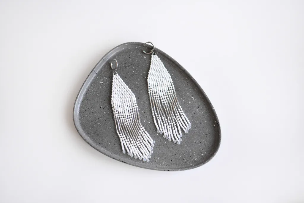 Белые длинные бохо серьги из бисера