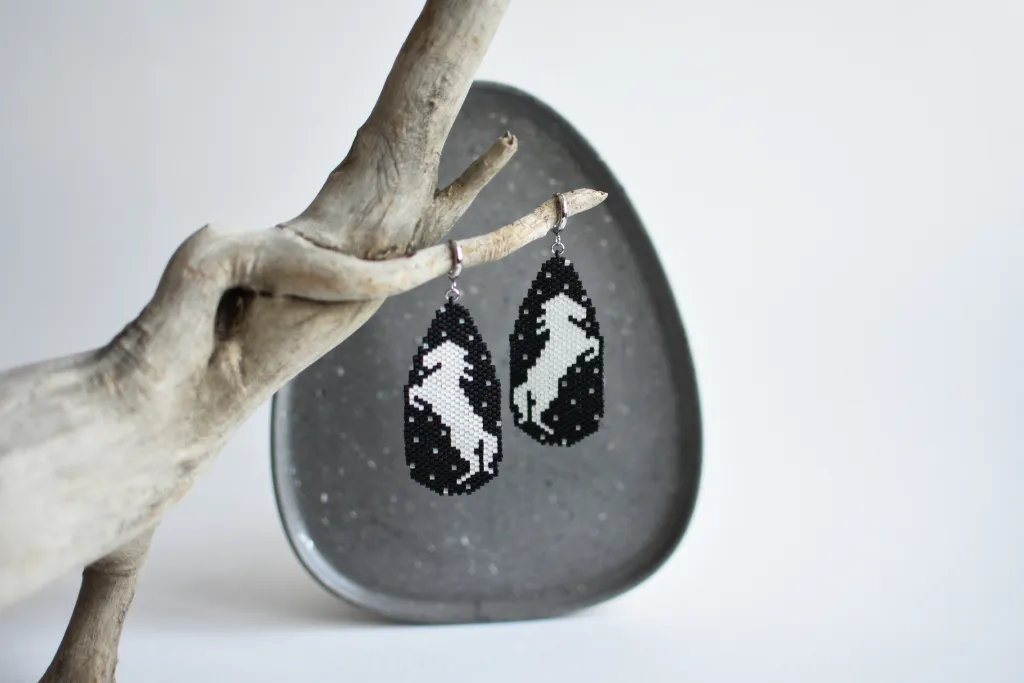 Серьги из бисера с силуэтом лошади