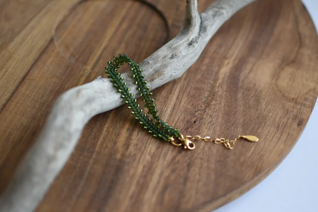Зелёный браслет из бисера
