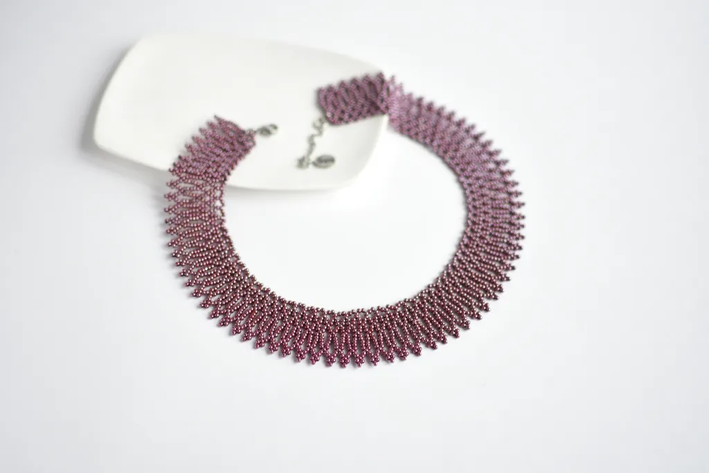 Бордовое ожерелье из бисера