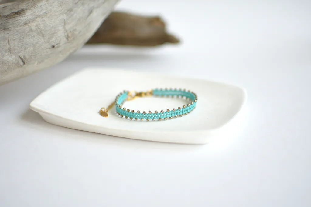 Бирюзовый браслет из бисера