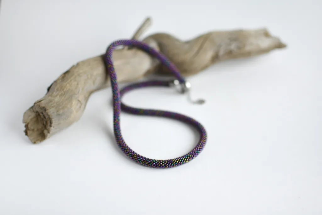 Длинный тонкий фиолетовый шнур из бисера