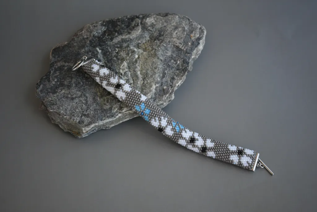 Серый браслет из бисера с цветочным рисунком