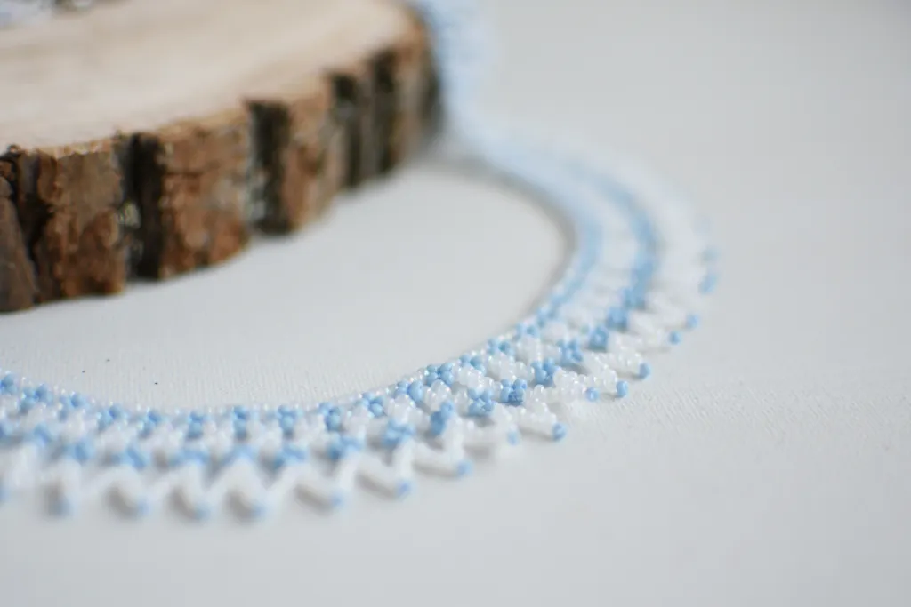 Бело-голубое ожерелье из бисера