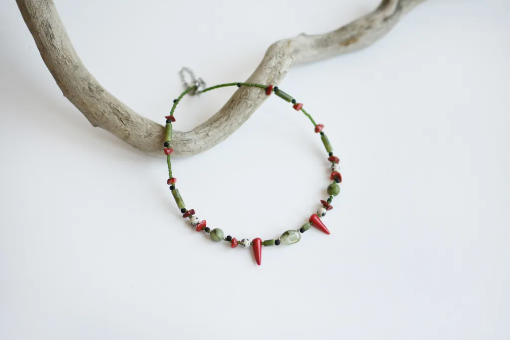 Колье с серпентином и кораллом