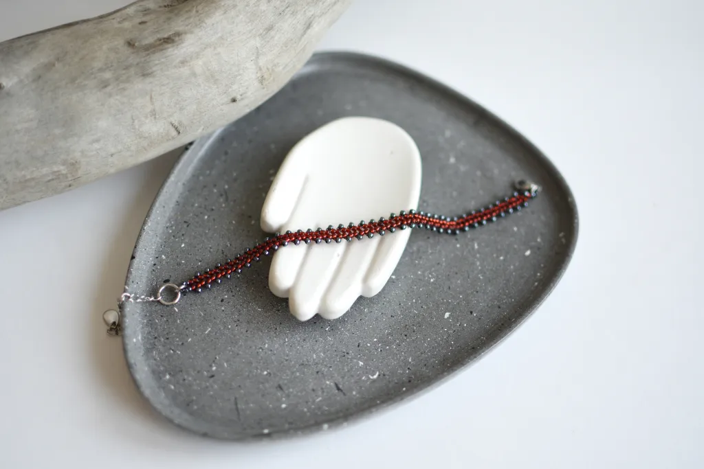 Красный браслет из бисера