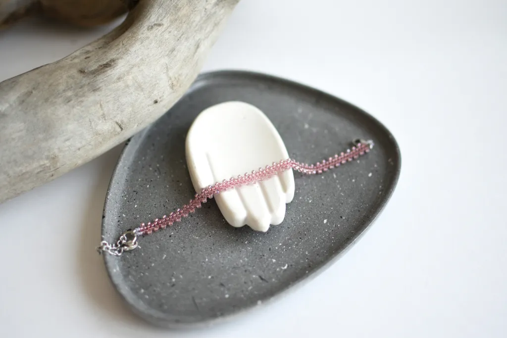 Розовый браслет из бисера