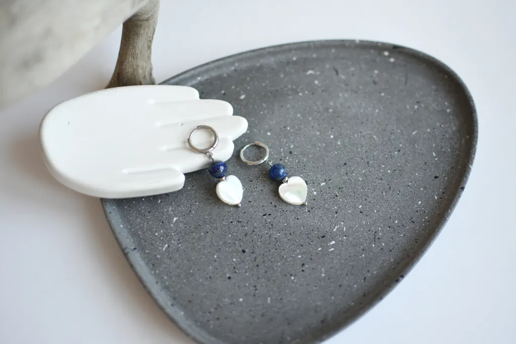 Серьги-сердечки с лазуритом