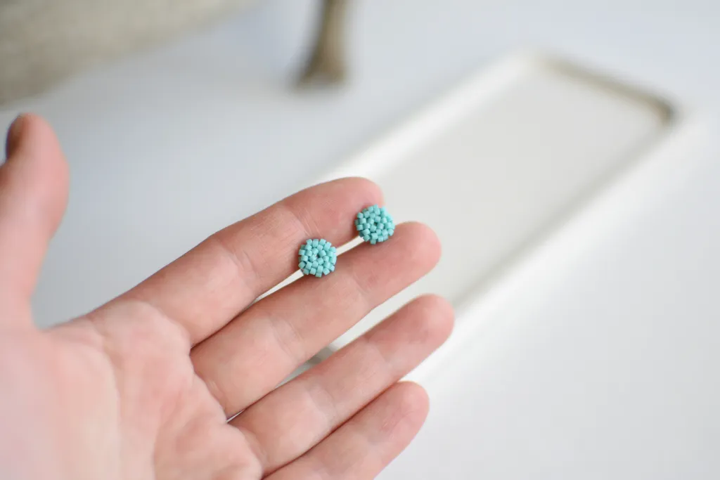 Бирюзовые серьги-гвоздики из бисера