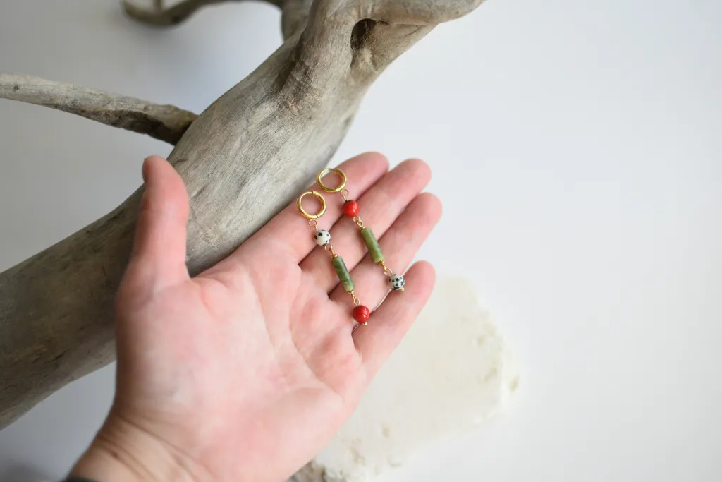 Серьги с серпентином и кораллом