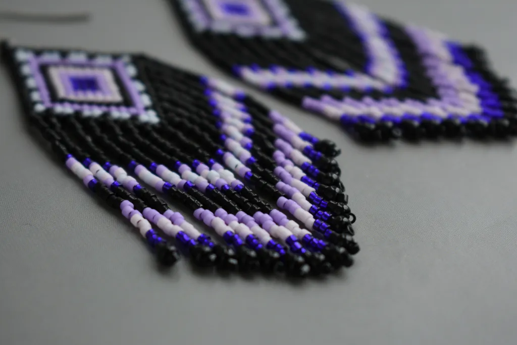 Черно-фиолетовые серьги из бисера с бахромой