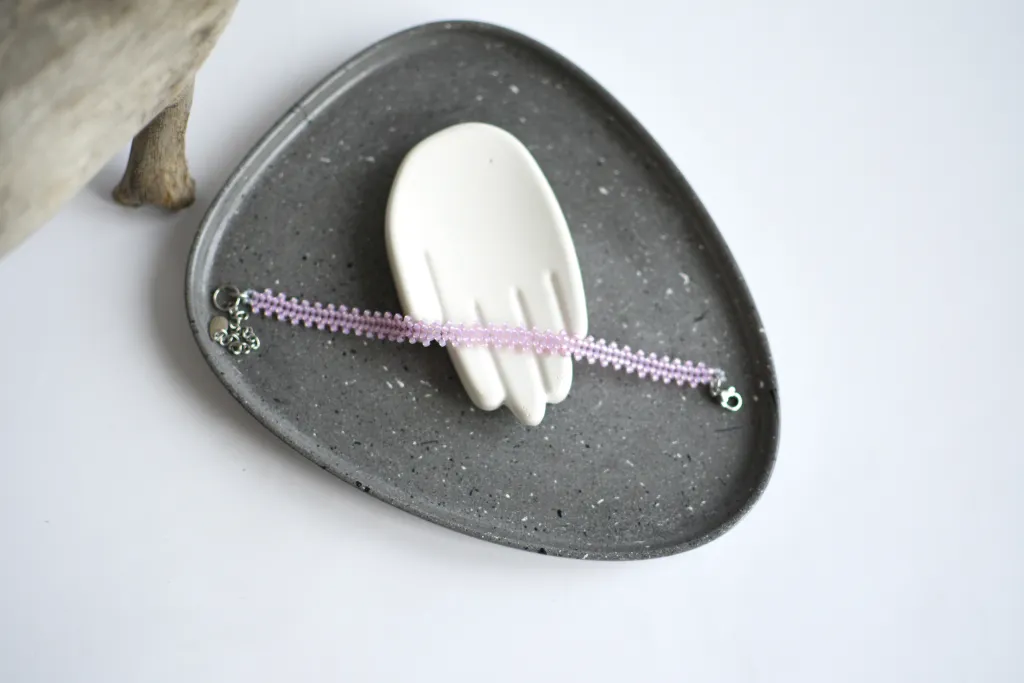 Розовый браслет из бисера