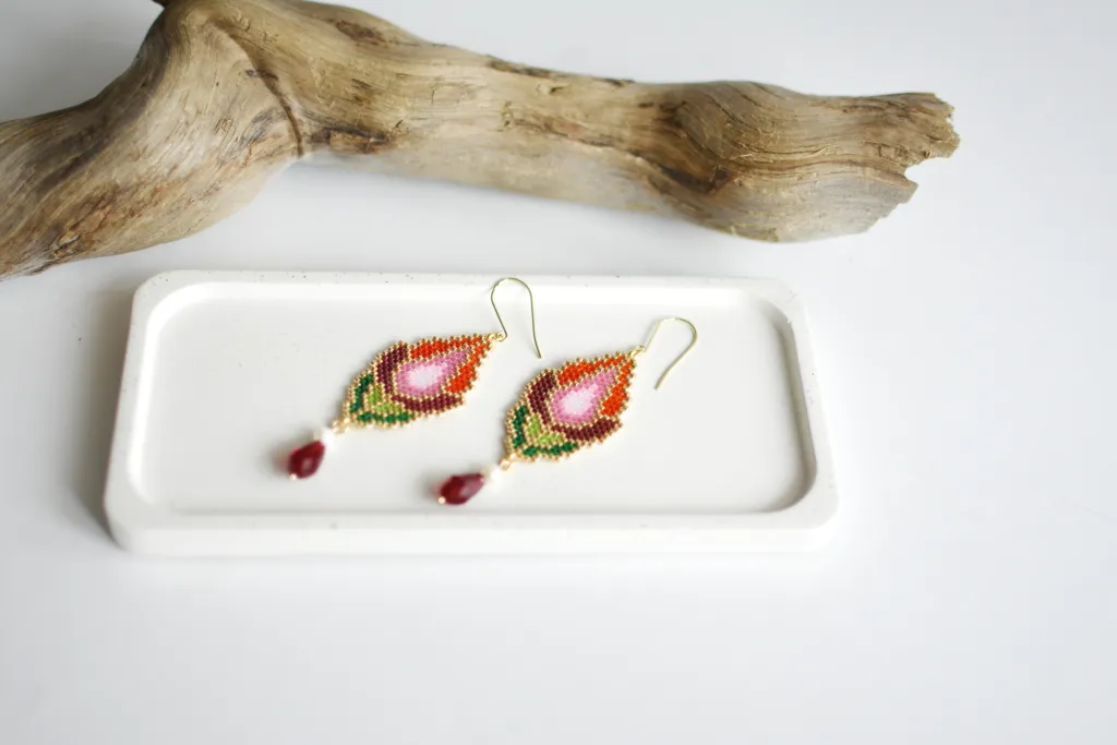 Серьги из бисера "Витражные тюльпаны" красные