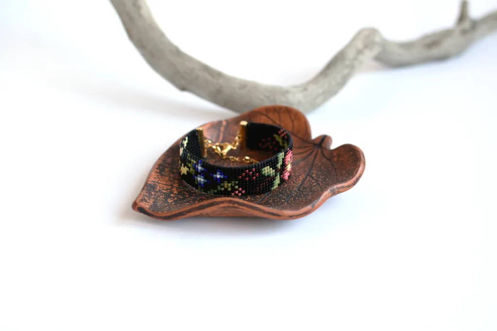 Цветочный браслет из бисера