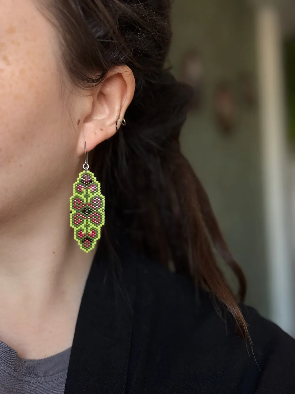 Зелёные серьги из бисера с восточным орнаментом